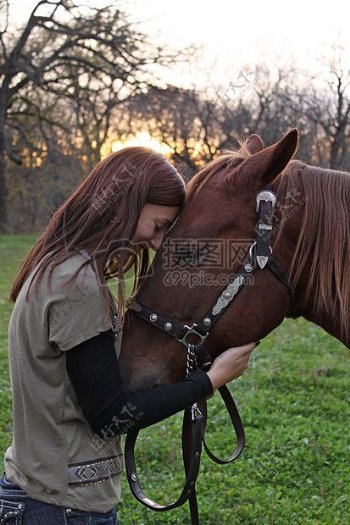 抱着马的女子