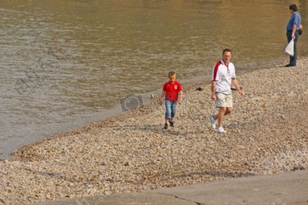 河流岸边的男人和孩子