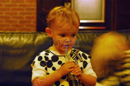 一个小孩在喝水