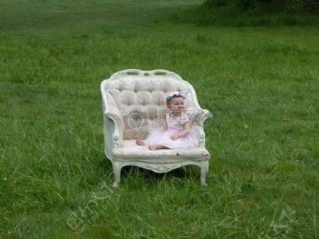 草地沙发上的小女孩