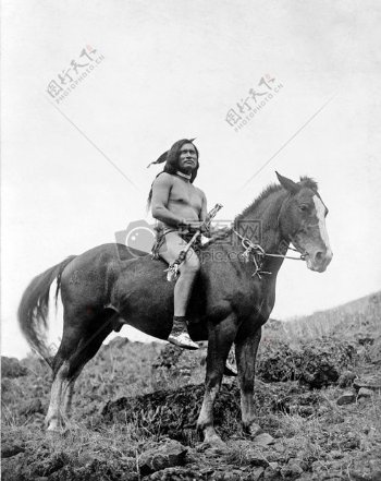 骑着马的土著人