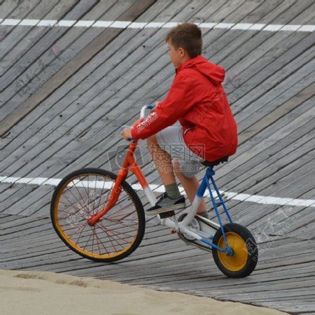 骑单车的少年