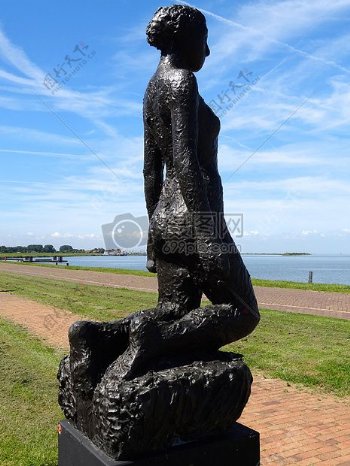 黑色的女性雕像