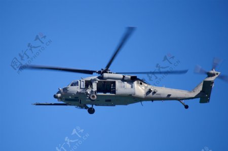 蓝天飞翔的直升机图片