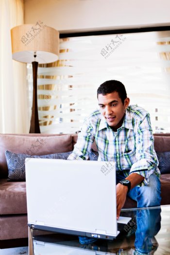 家里玩电脑的男士图片