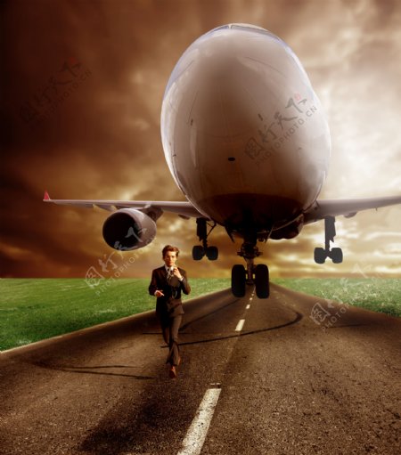 奔跑的商务男士与飞机图片