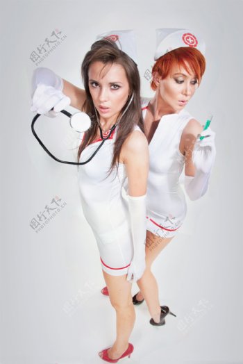 拿着医疗器材的性感护士图片