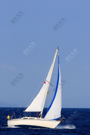 蓝色海洋帆船图片