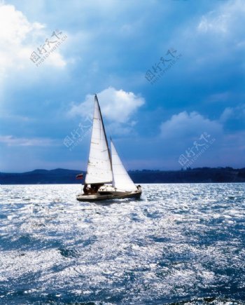 海面帆船图片