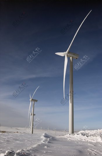 雪地上的风力发电机图片