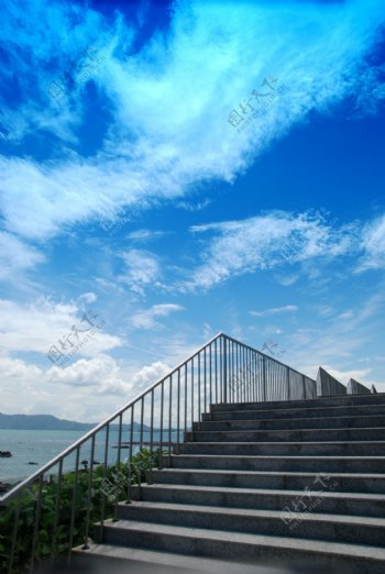 蓝天与阶梯图片
