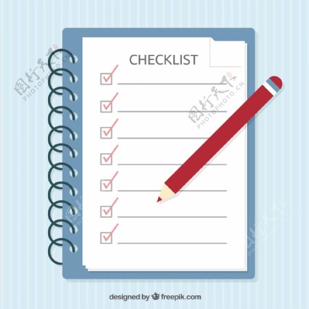蓝色笔记本与核对清单和红铅笔