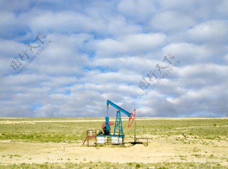 石油基地的抽油机图片