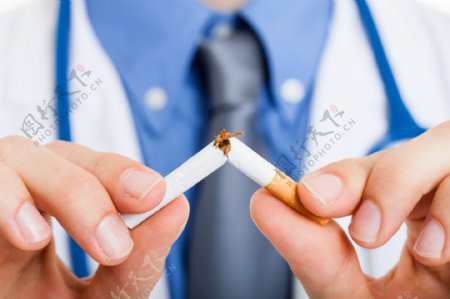 折断香烟的医生图片