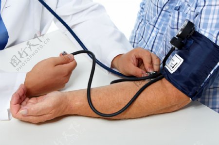 给病人量血压的医生图片