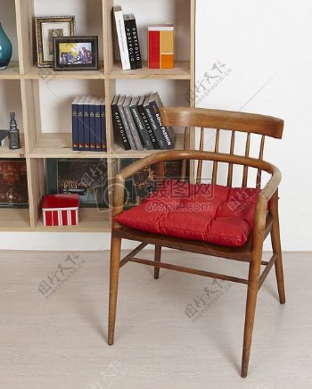 书架前的木椅子