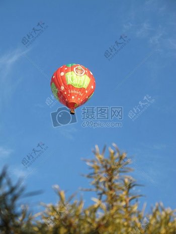 蓝天中翱翔热气球