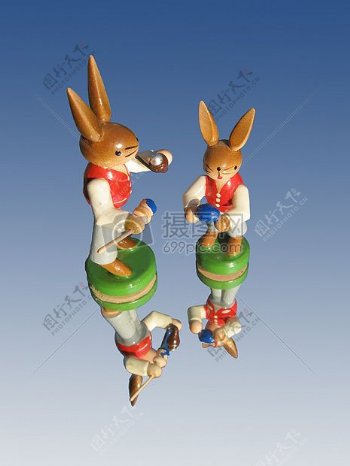 两个兔子玩偶