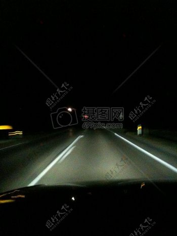 夜晚的高速公路