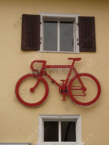 墙面上的红色自行车