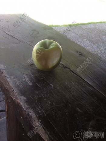 木板上孤寂的苹果
