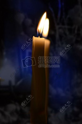 黑夜里的蜡烛