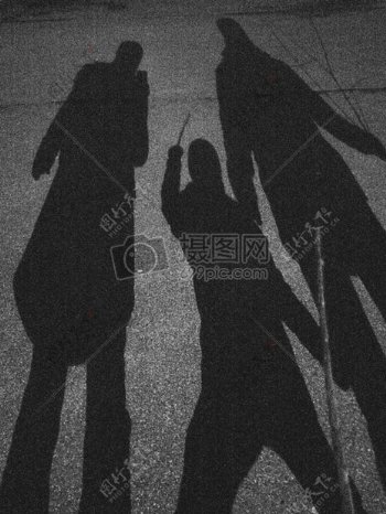 三个人的影子