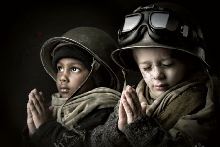 战争中祈祷的男孩图片