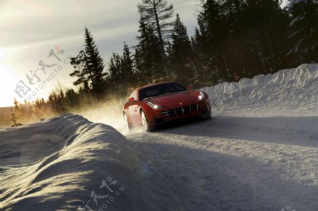 红色汽车与雪景图片