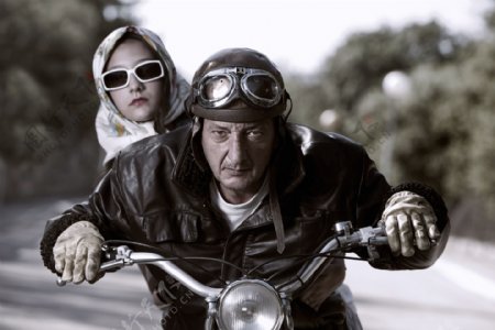 骑摩托车的男士与女人图片