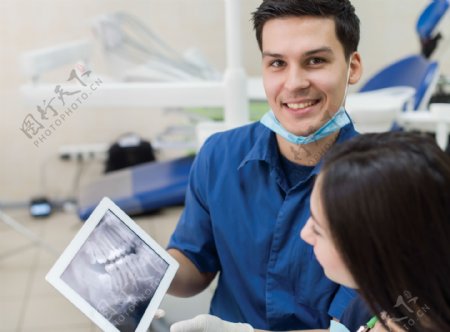 操作平板电脑的牙医图片