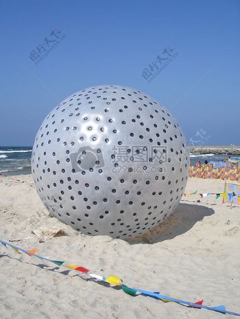 沙滩上的充气球体