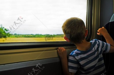 乘火车旅行的小朋友