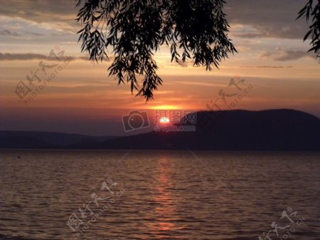 日落下的湖面