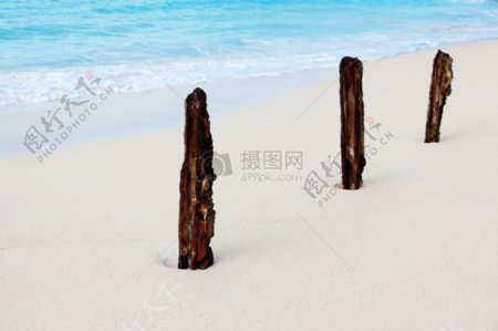 三个被海水侵蚀的柱子