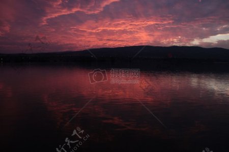 夕阳下的水面