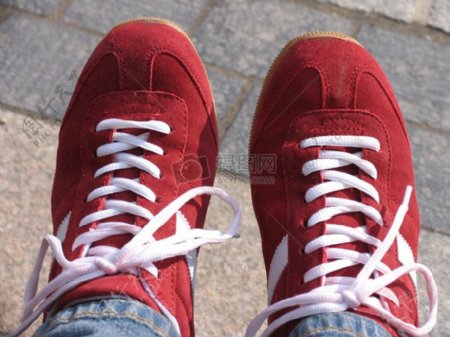 红色的运动鞋