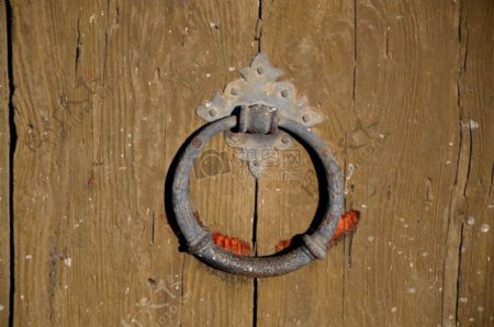 门上的圆形铁环