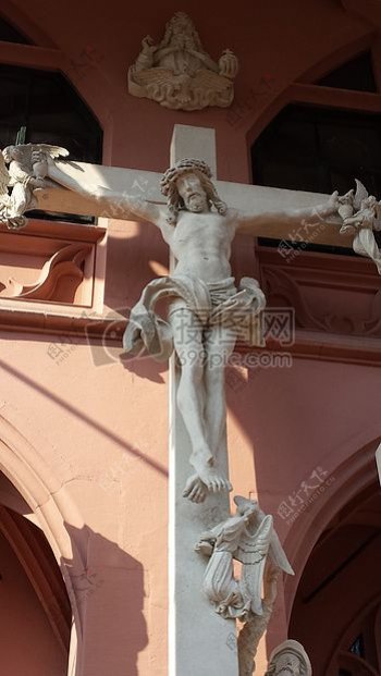 白颜色的耶稣雕像