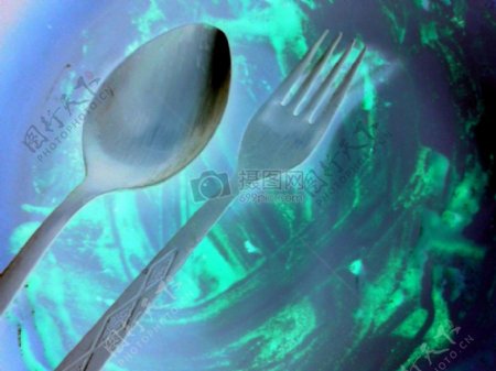 银色的勺子和叉子