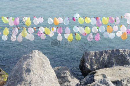 海岸边悬挂的气球