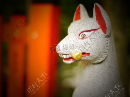白色的狐狸雕塑