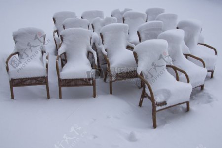 落满雪的椅子