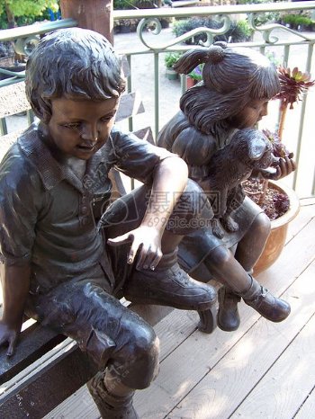 雕刻成的青铜儿童