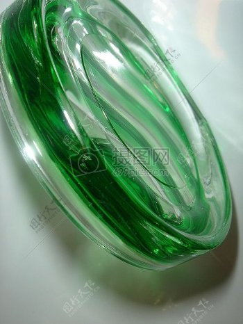 椭圆形的绿玻璃