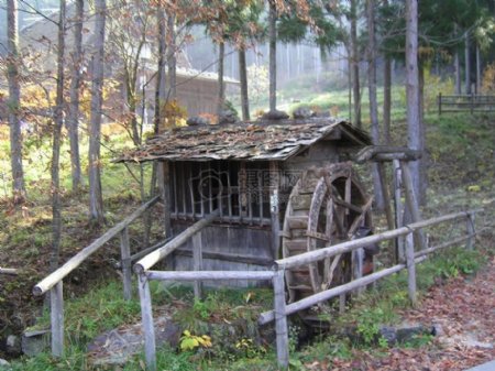 废旧的木屋水车