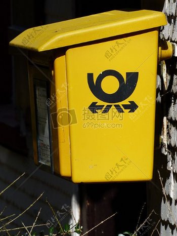 孤独的黄色邮箱