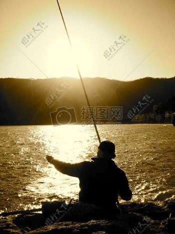夕阳下的钓鱼者