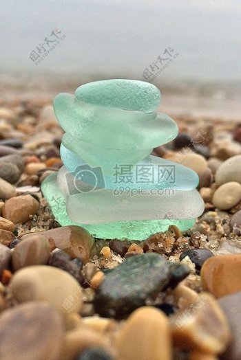 海滩上的玻璃饰物