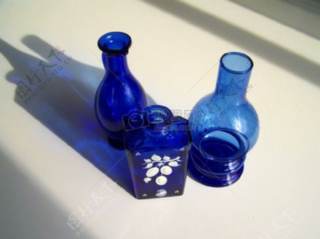 精美的蓝色玻璃瓶